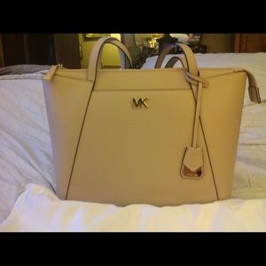 NWT Michael Kors Maddie Tote Bag Medium Size Pink